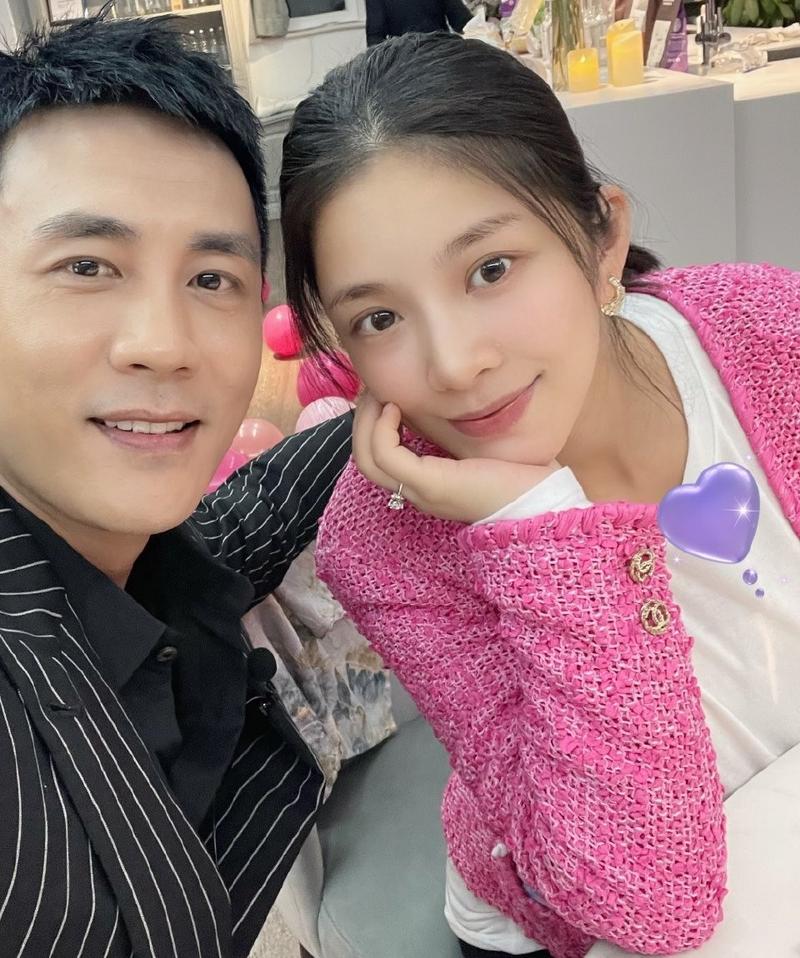 杜淳老婆晒照庆女儿百天,母女俩穿旗袍装好漂亮,却不见老公身影