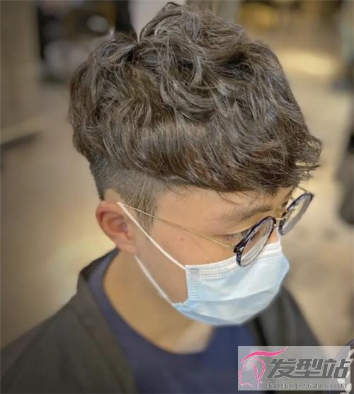 今年流行的两边产搭配纹理烫,将刘海前梳遮住一部分额头,配上自然深棕