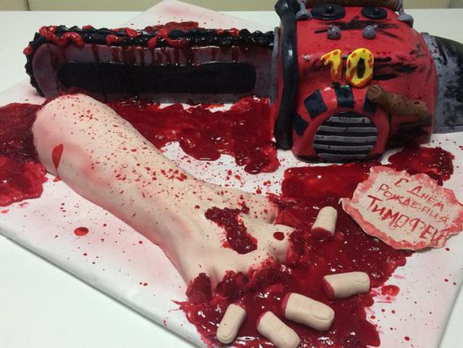 俄罗斯一对父母送"血腥蛋糕"给儿子庆生