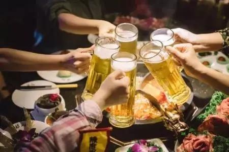 小哥哥,我想带你去吃烧烤,喝啤酒,听音乐.