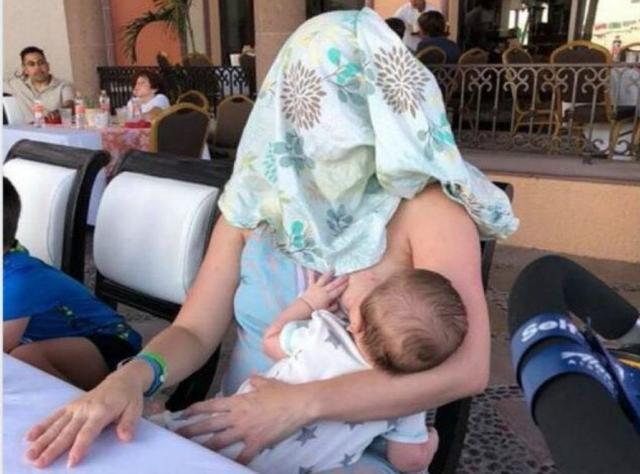 议员边演讲边哺乳,宝妈却被谴责,公众场合喂奶就是不