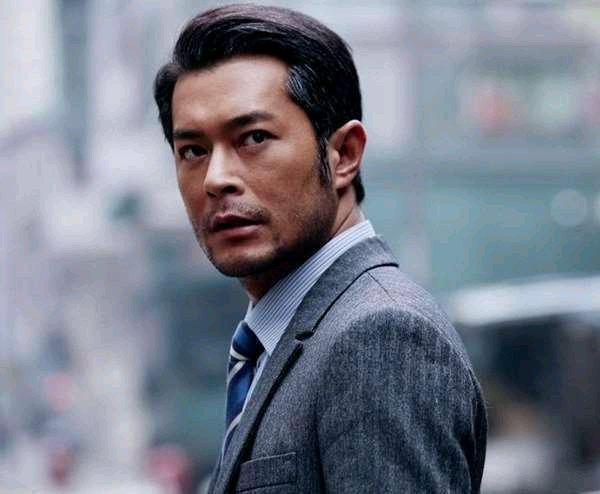 英俊潇洒怀着一颗感恩教育之心巨星古天乐