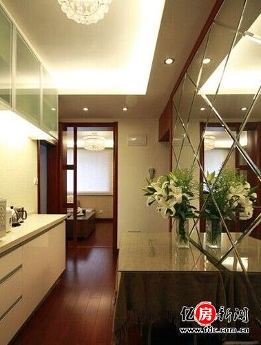 把这里改造成了餐厅,设计师说做一面墙的镜子有扩大空间的效果.