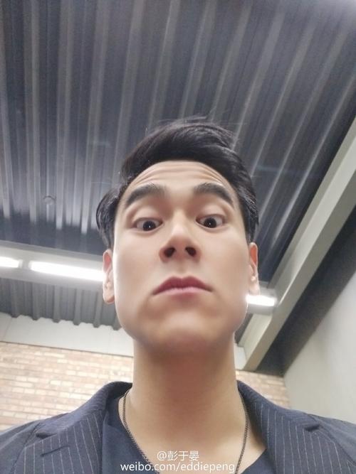 新浪娱乐讯 彭于晏微博晒出一组照片,画面上的他扮起鬼脸超拼命