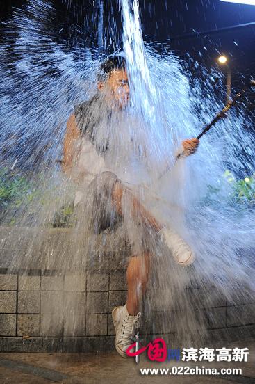 《蔡李佛拳》爆笑剧照 王宝强被"泼冷水"