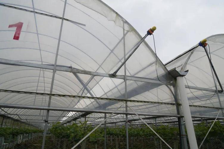 安装在大棚上的卷膜器