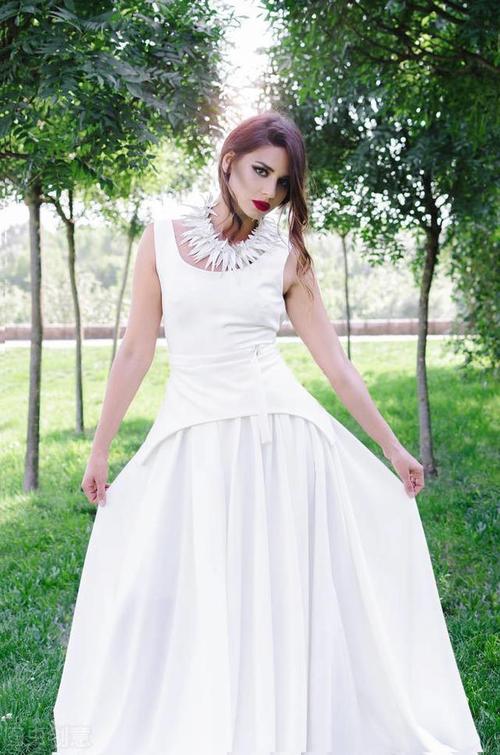 新娘 front view of beautiful young woman posing outside 美国新娘