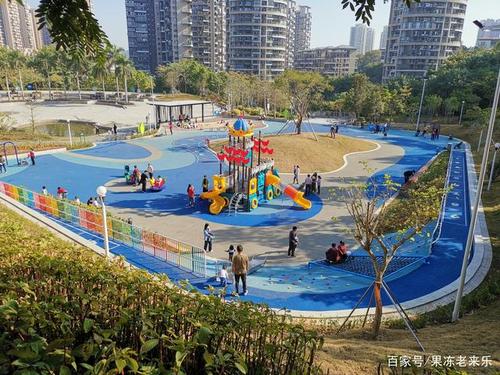 新建的儿童娱乐广场,既有低龄儿童喜欢的滑梯,沙池等,也有大龄儿童