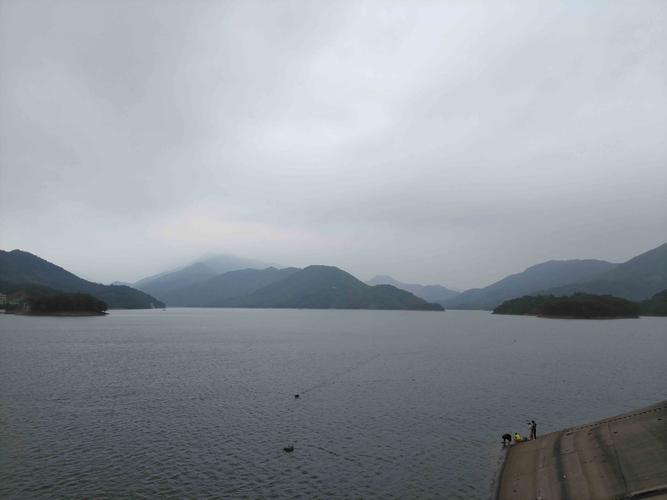 电白罗坑水库风景旅游区:有人称其为"电白小桂林"