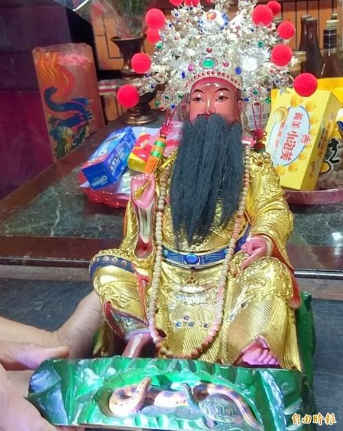 南投玄天上帝「蛇将军」每逢端午现身 攀上供花「向帝爷公鞠躬行礼」
