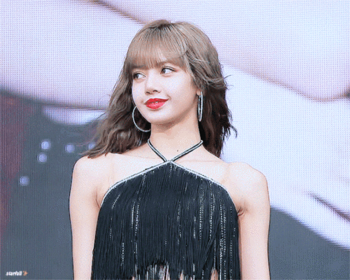 但lisa的锁骨是微微往上延伸的,穿吊带或者抹胸能更突