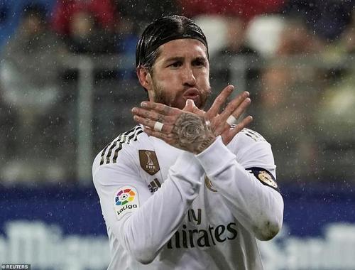 拉莫斯的进球庆祝动作,献给了一名因为眼疾放弃了足球的小球迷.