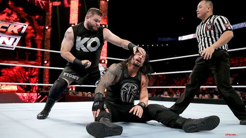 罗曼·雷恩斯对阵凯文·欧文斯《wwe smackdown 2015.