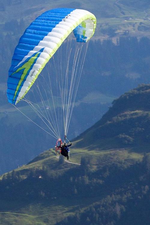 滑翔伞有两种,一种是三角翼滑翔伞,这种属于"固定翼"滑翔,速度也会