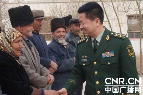 总队政委徐元鸿与维吾尔族群众亲切交流(张斌摄影); 武警新疆森林总队