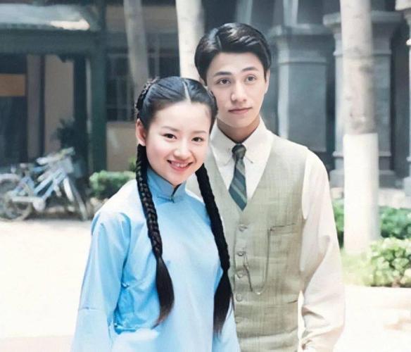 民国女学生的造型偏朴素,标准打扮是  蓝色七分袖盘扣短衫搭半裙,早期