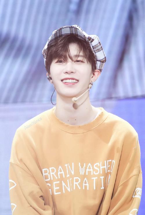 你和范丞丞从小一起长大,印象中的他啊,总是笑嘻嘻的,哪怕一天天