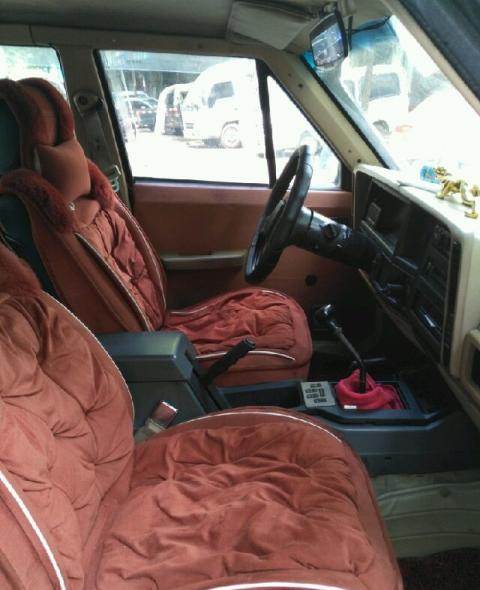 吉普切诺基 1985款 2.5 手动 213四驱 黑