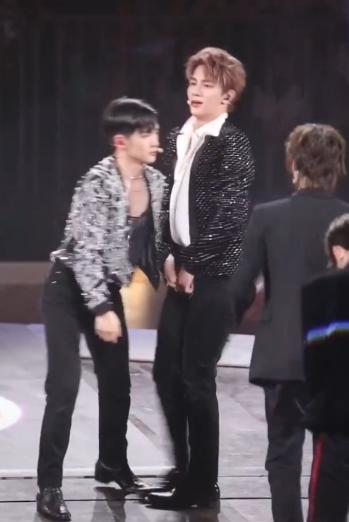 夏之光舞台上拉链拉开,周震南暖心提醒,慌慌张张的小表情好可爱