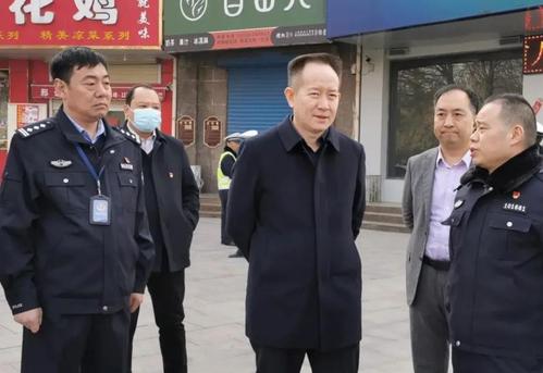 荥阳市杨金军慰问节日期间坚守一线工作人员