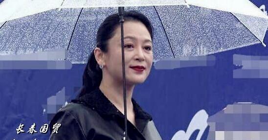 最近~演员陈红参加一个活动的路透照片被曝光了,这组照片直接就上了热