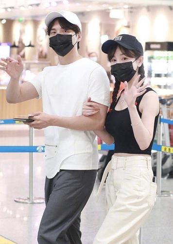 张檬与男友小五机场高调秀身材,原来胸大手臂细真的不