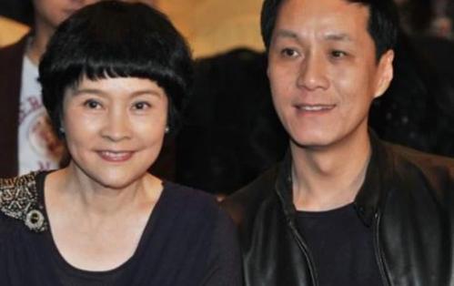 老戏骨冯远征一段婚姻无儿无女与妻子相爱28年成为夫妻模范
