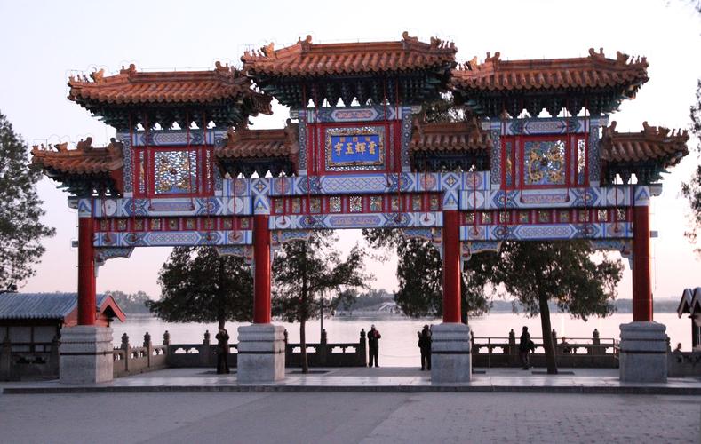 牌楼,与牌坊类似,中国传统建筑之一.