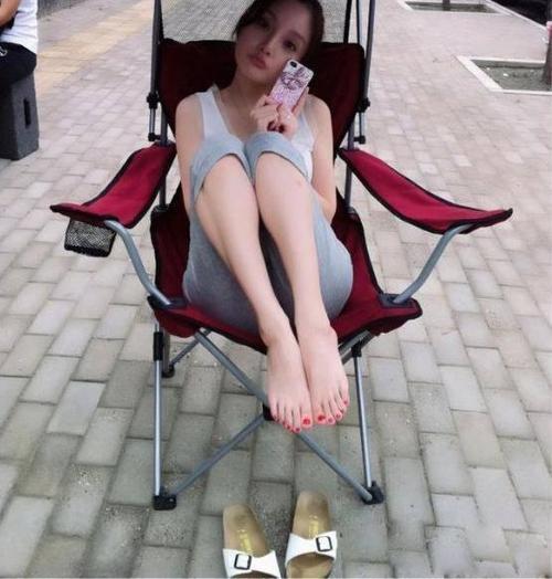 女演员"露脚丫子"是什么画风?张天爱脚底超白嫩,吴优俏皮迷人
