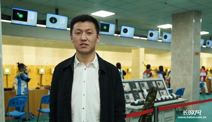 射击运动管理中心副主任王振宇接受记者采访.记者 刘海楠 摄