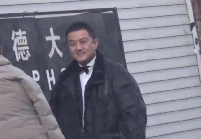 李亚鹏开豪车陪女友逛街买奢侈品,两人挽手回家幸福洋溢|奢侈品