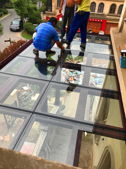 正在安装啊钢化夹胶玻璃.