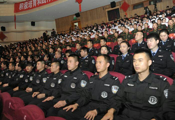 通辽七中七年六班走进辽河剧院,致敬人民的交通警察