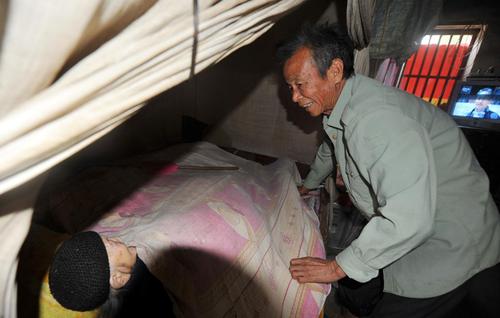 老人将卧病在床30年的妻子闷死,事后抱着妻子大喊