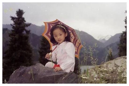 3,韩雪,山上游玩的照片,照片中的她打着小伞,非常的可爱.