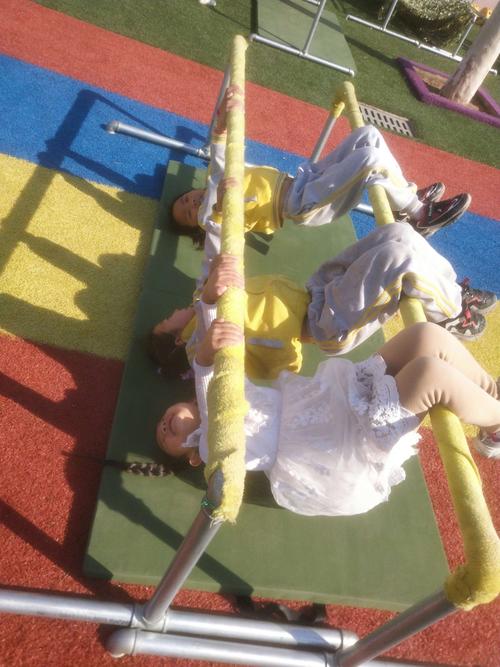 当下来时,脚要先着地,等平稳后方可把手放开,千万不能直接松开手哦