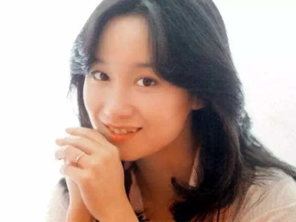 斯坦福妈妈    在上个世纪70年代,    有两位华人歌星,    在日本
