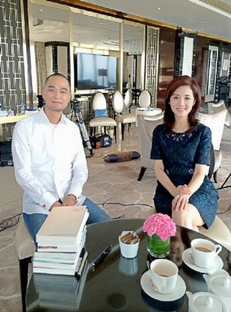 主持人是凤凰台著名主持人,美女许戈辉,被访者是所谓黄书作家冯唐