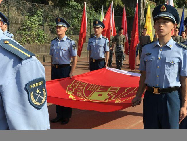 定向越野中空军国防生担当"擎旗手",帅得不要不要的