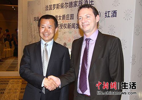 法国罗斯柴尔德酒业亚太区总监费劳伦 莫林与太阳谷庄园创始人吴廷辉
