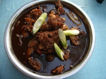 牛骨打碎与牛杂一起放人锅内,加入清水(以淹过