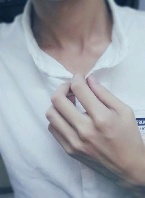 手控 男生 白衬衫 锁骨控 三次元 头像 自裁 壁纸 妖孽 美图 骨节分明