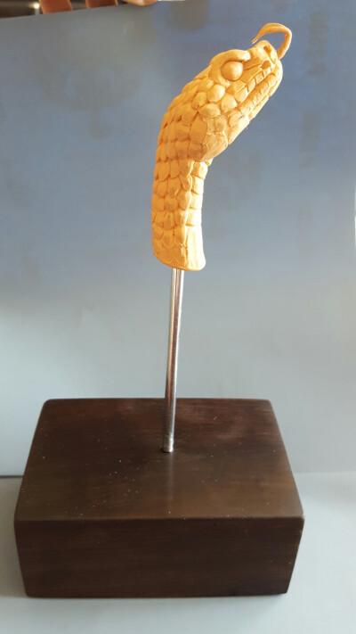 雕刻家张八十泥塑《蛇头》