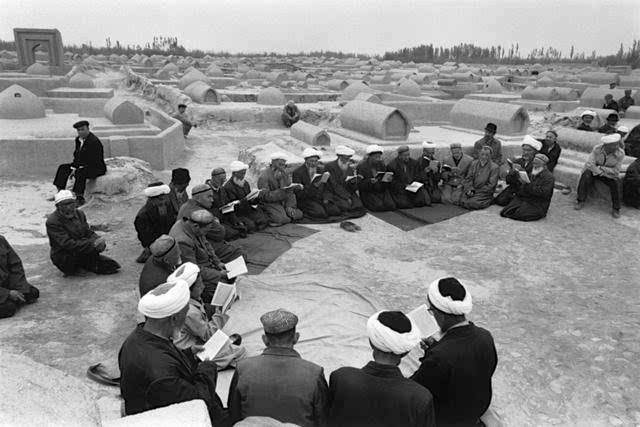 中国新疆喀什,维吾尔族穆斯林社会传统葬礼.【摄影:a.abbas】