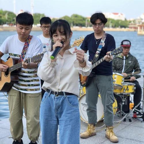 不得不爱_蓝光乐队__高音质在线试听_不得不爱歌词