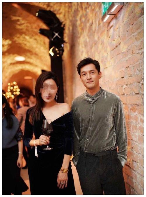 唐嫣晒婚礼现场新照,唐嫣与昆凌婚纱险撞衫,胡歌衬衣跑偏闹笑话