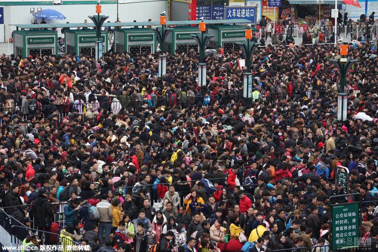 广州春运数万乘客步行至火车站场面壮观