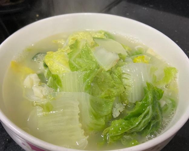 菜谱 白菜汤          简单到没朋友 白菜掰开一瓣一瓣,洗净,切块
