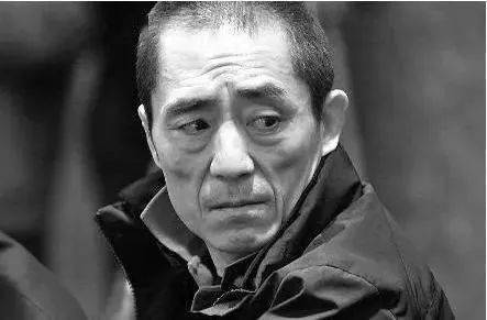 电影《坚如磐石》也充满了有别于张艺谋以往电影的影像风格
