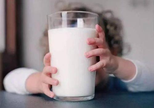 宝宝犯奶瘾的样子只有母乳妈妈才懂这是断奶路上的绊脚石